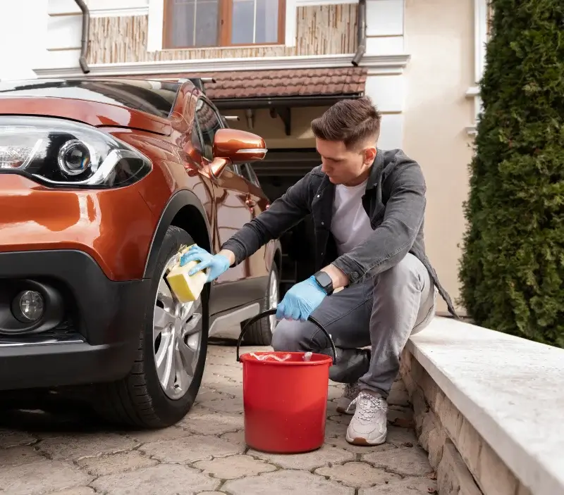 Lavage auto à domicile Saint-Hilaire-de-Brethmas : professionnel intervenant sur un véhicule